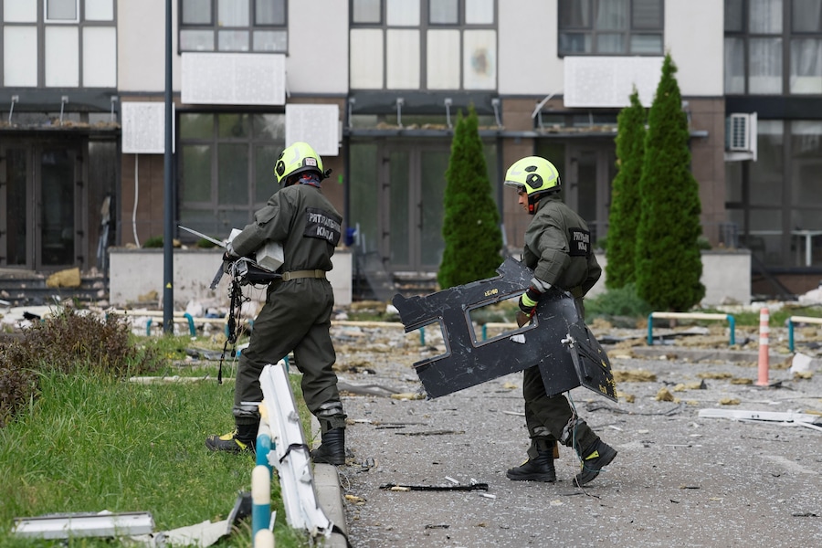 I soccorritori trasportano parti di un drone da combattimento russo recuperate da un condominio contro cui si era schiantato, nel corso dell'attacco della Russia all'Ucraina, a Kiev. (REUTERS)