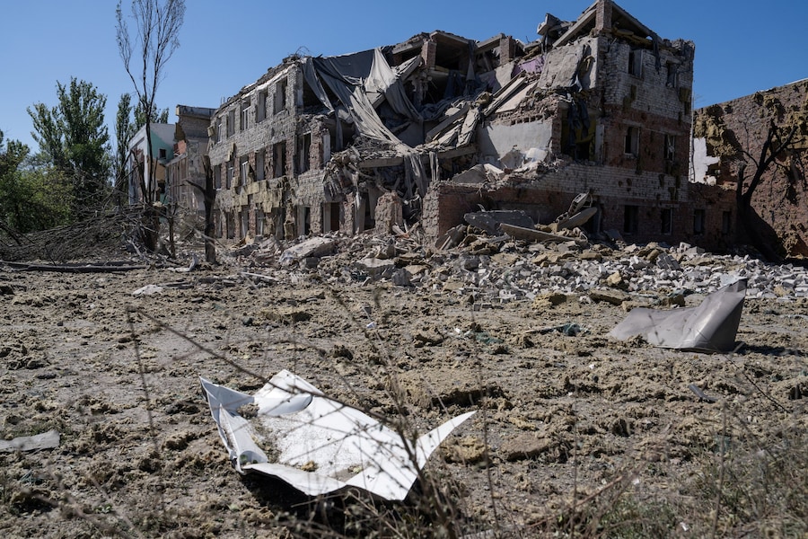 Il complesso edilizio del Centro per le attività extrascolastiche colpito da un attacco aereo russo, nel contesto dell’offensiva russa contro l’Ucraina, nella città di Kramatorsk, in prima linea nella regione di Donetsk. (via REUTERS)