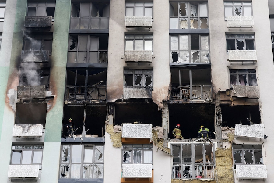 I vigili del fuoco intervengono sul luogo di un condominio danneggiato da un attacco con droni russi, nel contesto dell'offensiva russa contro l'Ucraina, a Kiev. (REUTERS)