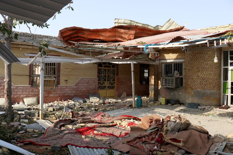 Macerie sparse intorno a una casa danneggiata in seguito a un presunto attacco avvenuto nei pressi di una cerimonia nuziale a Kuhistik, Sirik, in Iran. (via REUTERS)