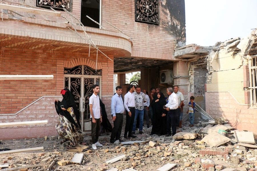 Macerie sparse intorno a una casa danneggiata in seguito a un presunto attacco avvenuto nei pressi di una cerimonia nuziale a Kuhistik, Sirik, in Iran. (via REUTERS)