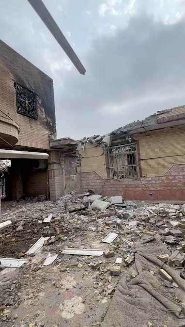 Una casa danneggiata all'indomani di un attacco a Kuhistik, nella provincia di Sirik, in Iran. (via REUTERS)