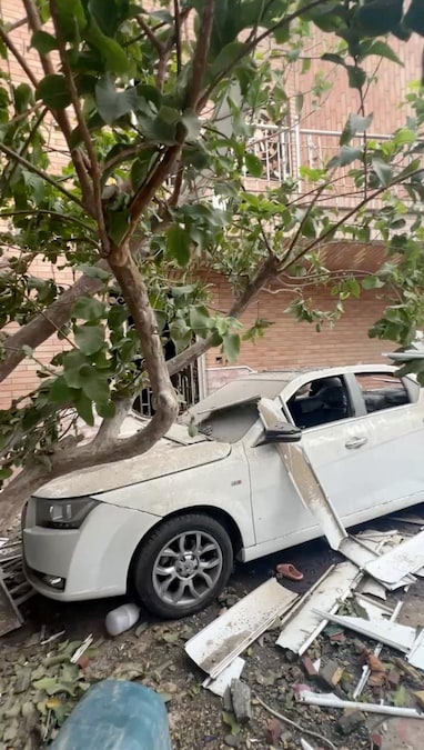 Un veicolo danneggiato all’indomani di un attentato a Kuhistik, Sirik, in Iran. (via REUTERS)