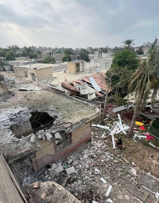 Una foto fornita dalla Società della Mezzaluna Rossa Iraniana che, secondo quanto riferito, mostra i resti distrutti di un edificio in cui si stava celebrando un matrimonio a seguito di un attacco aereo statunitense, nella città di Sirak, nella provincia di Bandar Abbas, nel sud dell’Iran. (EPA)