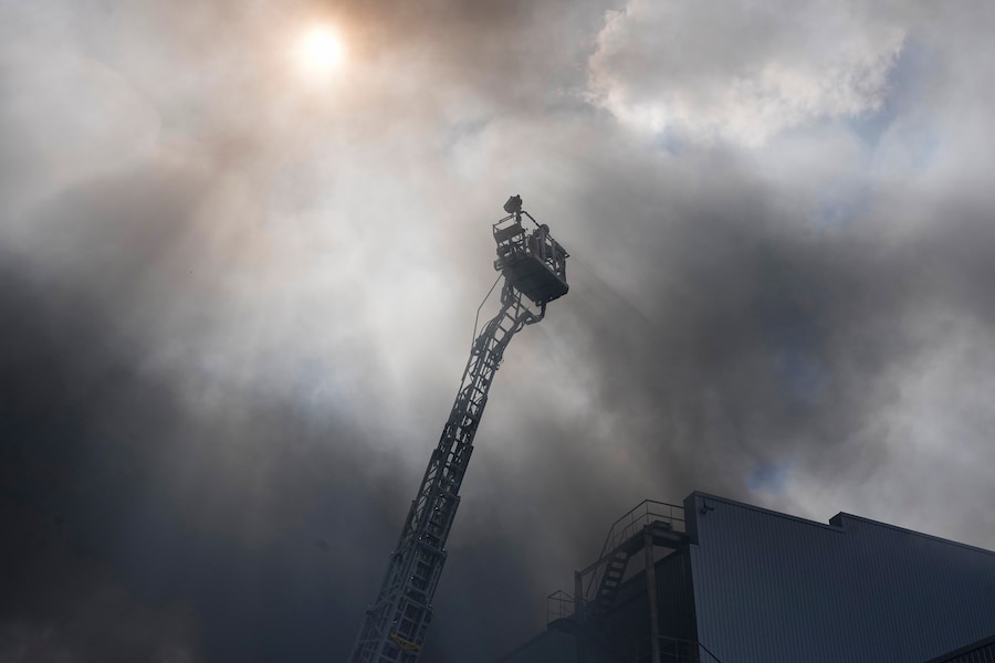 I vigili del fuoco hanno spento un incendio divampato in alcuni magazzini a seguito di un attacco aereo russo a Kiev, in Ucraina (APN)