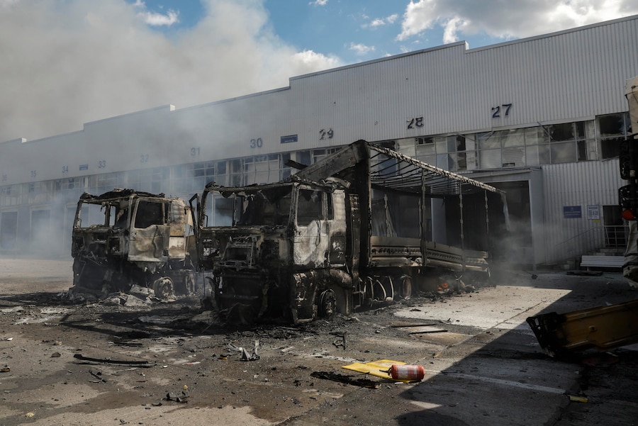 Camion bruciati sul luogo di un attacco con droni sferrato dalla Russia in pieno giorno contro alcuni magazzini nei pressi di Kiev, in Ucraina (EPA)