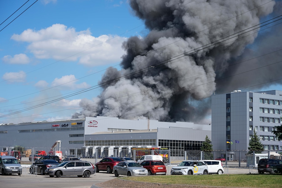 Un incendio divampa in alcuni magazzini a seguito di un attacco aereo russo a Kiev, in Ucraina (APN)