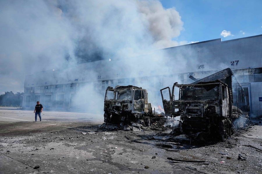 Veicoli in fiamme davanti a dei magazzini in seguito a un attacco aereo russo a Kiev, in Ucraina (APN)