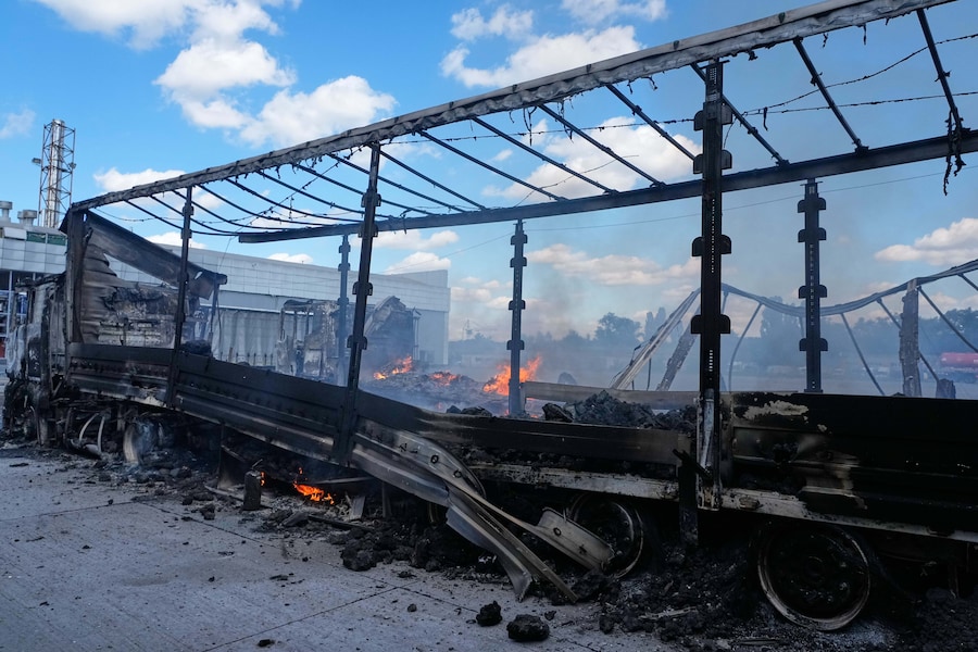 Veicoli in fiamme davanti a dei magazzini in seguito a un attacco aereo russo a Kiev, in Ucraina (APN)