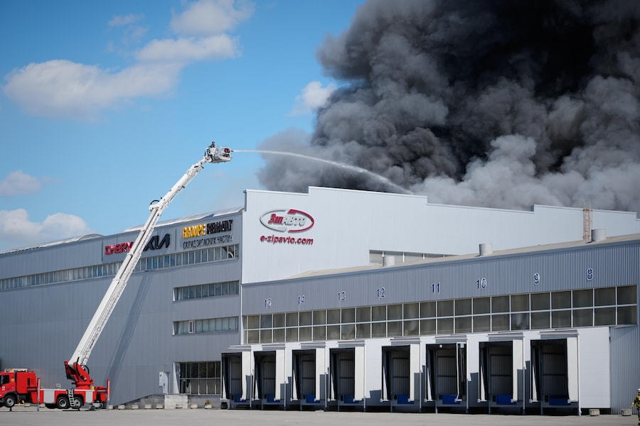 I vigili del fuoco hanno spento un incendio divampato in alcuni magazzini a seguito di un attacco aereo russo a Kiev, (APN)