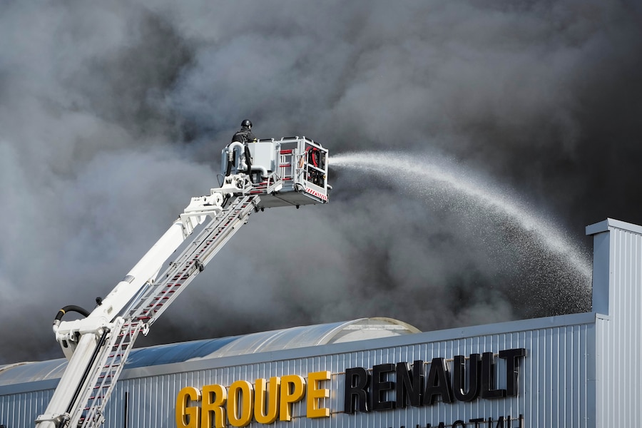 I vigili del fuoco hanno spento un incendio divampato in alcuni magazzini a seguito di un attacco aereo russo a Kiev (APN)