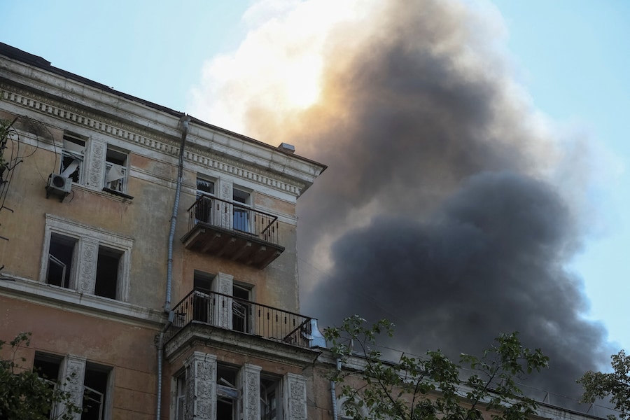 Il fumo si alza sopra un edificio dell'Università Nazionale delle Tecnologie Alimentari dopo un attacco con droni russi a Kiev, Ucraina (REUTERS)
