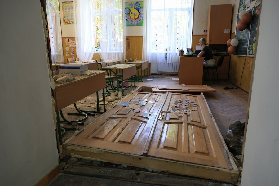 Un insegnante lavora all’interno di un’aula di un edificio scolastico danneggiato da un attacco con droni russi a Odessa, Ucraina (REUTERS)