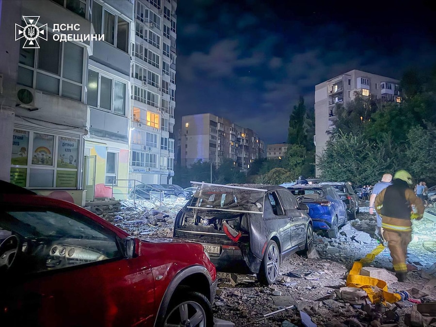 In questa foto fornita dal Servizio di emergenza ucraino, i vigili del fuoco intervengono per spegnere un incendio in un edificio residenziale a seguito di un attacco con droni russi a Odessa, in Ucraina (APN)