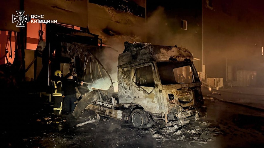 In questa foto fornita dal Servizio di emergenza ucraino, i vigili del fuoco spengono un incendio divampato in un magazzino a seguito di un attacco con droni russi nei pressi di Kiev, in Ucraina (APN)