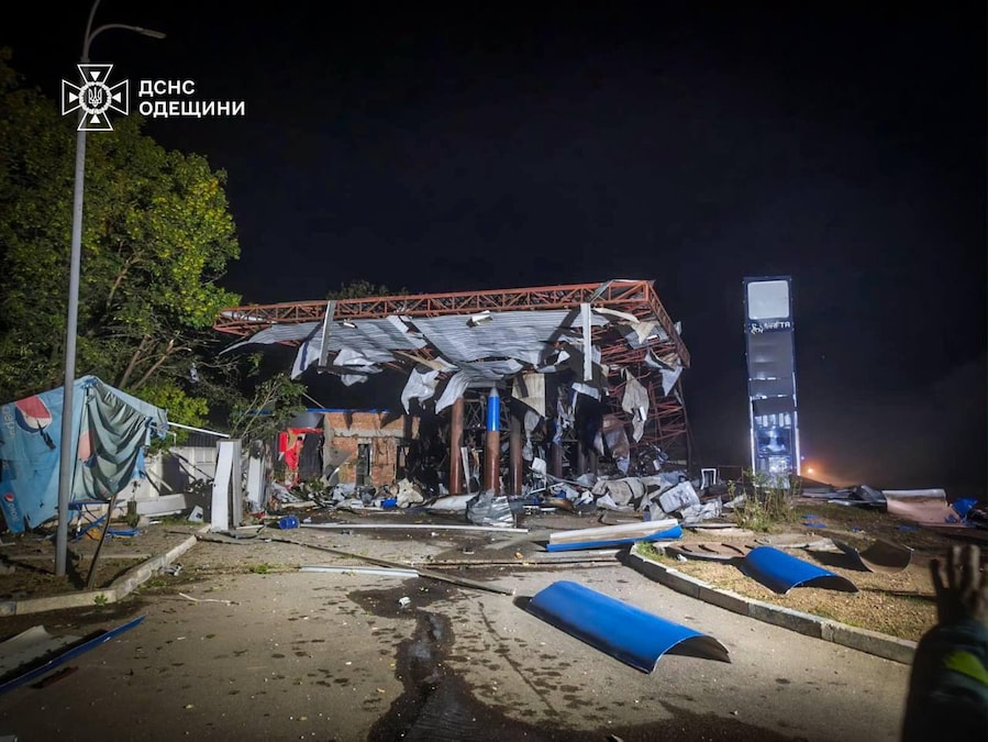 In questa foto fornita dal Servizio di emergenza ucraino, si vede una stazione di servizio danneggiata a seguito di un attacco con droni russi a Odessa, in Ucraina (APN)