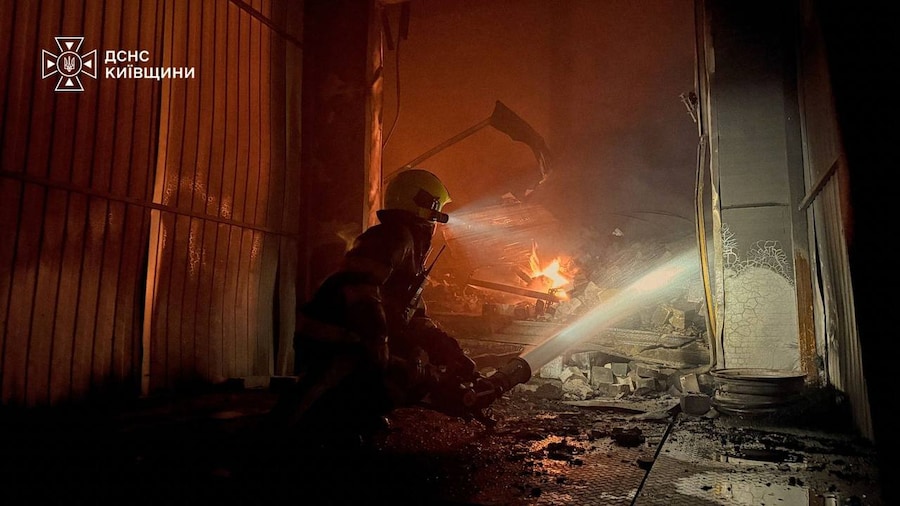 In questa foto fornita dal Servizio di emergenza ucraino, i vigili del fuoco spengono un incendio divampato in un magazzino a seguito di un attacco con droni russi nei pressi di Kiev, in Ucraina (APN)