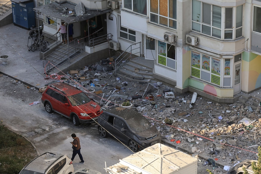 Un residente cammina davanti a un condominio colpito da un attacco con droni russi, a Odessa, Ucraina (REUTERS)
