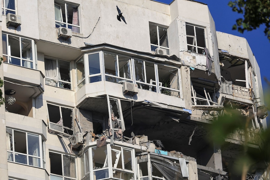 Un uccello vola davanti a un condominio colpito da un attacco con droni russi a Odessa, Ucraina (REUTERS)