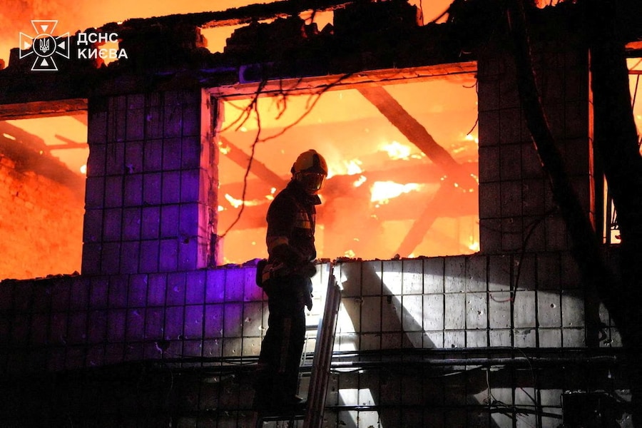 Un vigile del fuoco interviene sul luogo di un attacco missilistico russo nella regione di Kiev, Ucraina (via REUTERS)