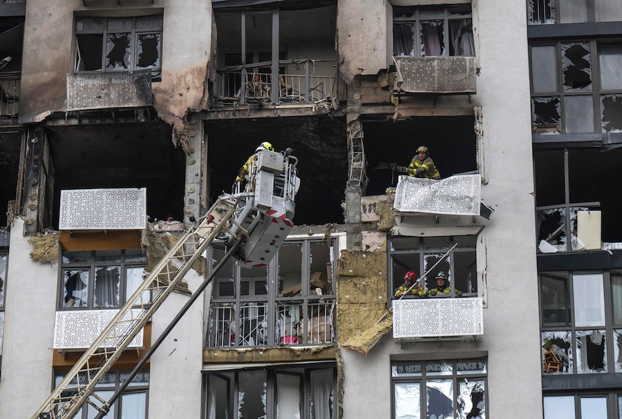 I soccorritori ucraini operano sul luogo di un attacco con droni russi contro un grattacielo residenziale a Kiev, in Ucraina (EPA)