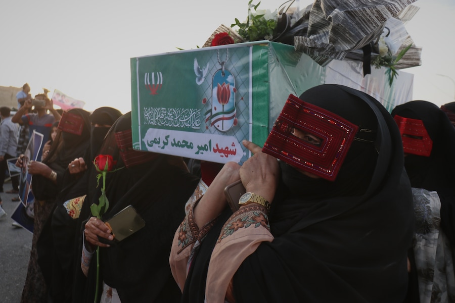 Alcune donne trasportano una bara durante un funerale collettivo in memoria delle vittime di un attacco, secondo quanto riportato dai media iraniani e da un’organizzazione per i diritti umani, in cui un missile statunitense avrebbe colpito un’abitazione dove si stava celebrando un matrimonio a Kuhestak, nel sud dell’Iran. (APN)
