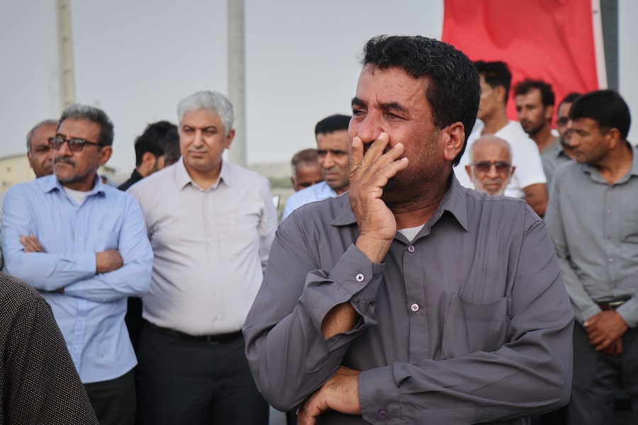 Un uomo piange durante un funerale collettivo in memoria delle vittime di un attacco in cui, secondo i media iraniani e un’organizzazione per i diritti umani, un missile statunitense ha colpito un’abitazione in cui si stava celebrando un matrimonio a Kuhestak, nel sud dell’Iran. (APN)