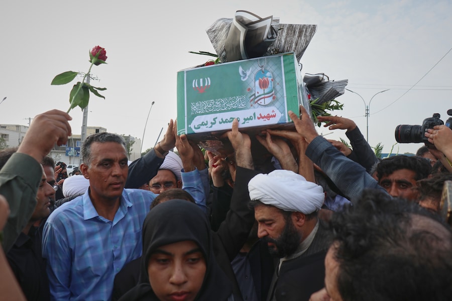 I partecipanti al funerale trasportano una bara durante una cerimonia funebre collettiva in memoria delle vittime di un attacco, avvenuto giovedì 3 settembre 2026 a Kuhestak, nel sud dell’Iran, in cui, secondo i media iraniani e un’organizzazione per i diritti umani, un missile statunitense avrebbe colpito un’abitazione in cui si stava celebrando un matrimonio. (APN)