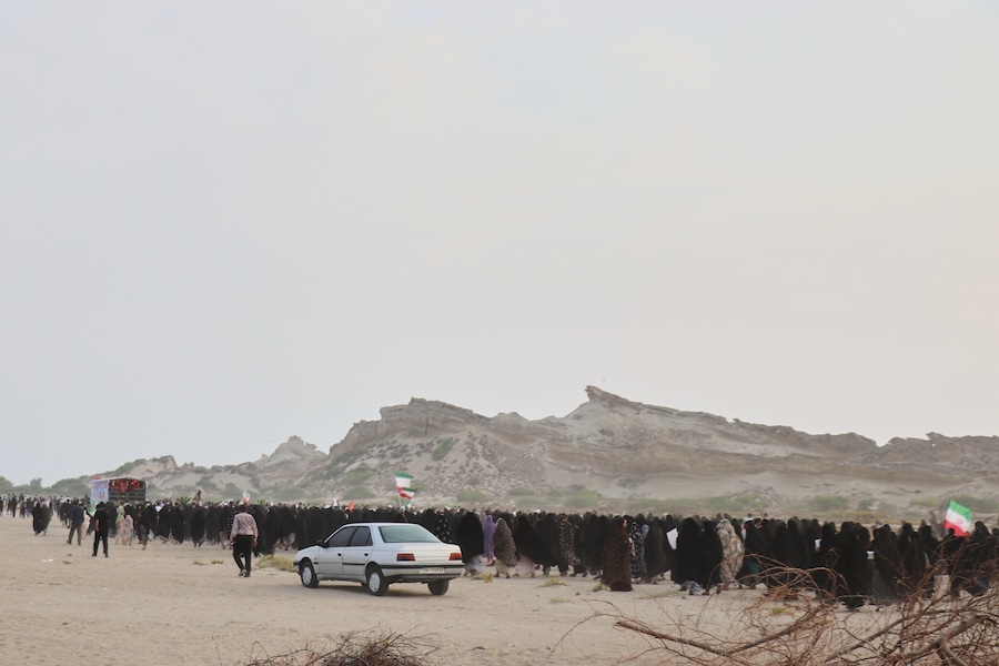 I partecipanti al funerale sfilano in un corteo funebre di massa in memoria delle vittime di quanto, secondo i media iraniani e un’organizzazione per i diritti umani, sarebbe avvenuto giovedì 3 settembre 2026 a Kuhestak, nel sud dell’Iran, quando un missile statunitense avrebbe colpito un’abitazione in cui si stava celebrando un matrimonio. (APN)