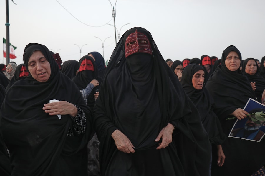 I partecipanti al funerale prendono parte al corteo funebre in memoria delle vittime di un attacco, avvenuto giovedì 3 settembre 2026 a Kuhestak, nel sud dell’Iran, quando, secondo i media iraniani e un’organizzazione per i diritti umani, un missile statunitense ha colpito un’abitazione in cui si stava celebrando un matrimonio. (APN)