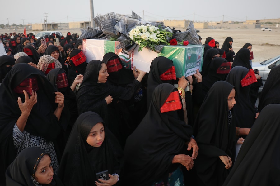 Alcune donne trasportano una bara durante un funerale collettivo in memoria delle vittime di un attacco in cui, secondo i media iraniani e un’organizzazione per i diritti umani, un missile statunitense avrebbe colpito un’abitazione in cui si stava celebrando un matrimonio a Kuhestak, nel sud dell’Iran. (APN)