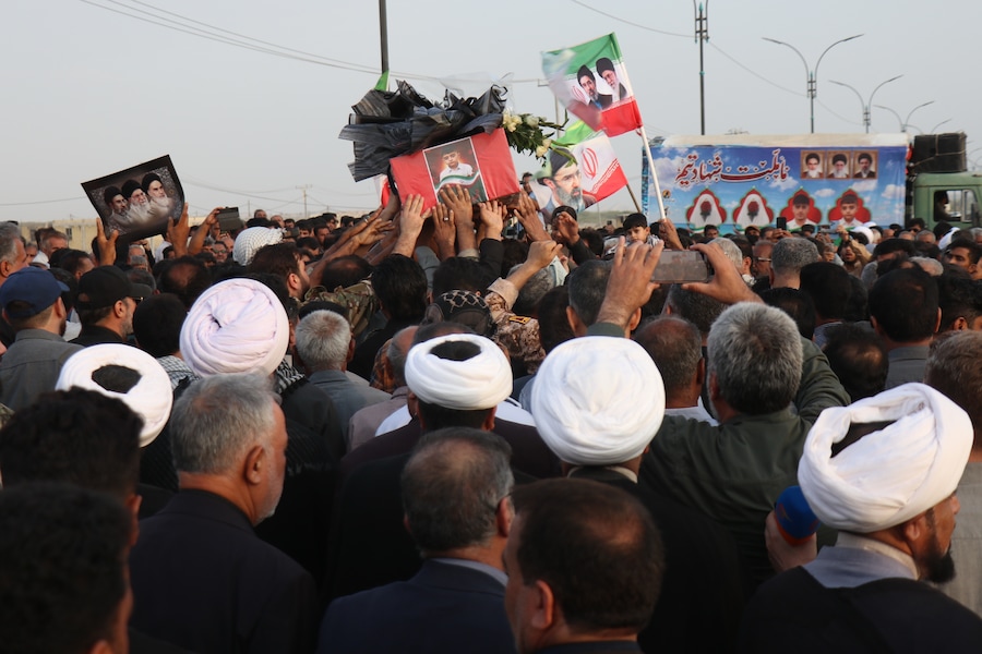 I partecipanti al funerale trasportano una bara durante una cerimonia funebre collettiva in memoria delle vittime di un attacco, avvenuto giovedì 3 settembre 2026 a Kuhestak, nel sud dell’Iran, in cui, secondo i media iraniani e un’organizzazione per i diritti umani, un missile statunitense avrebbe colpito un’abitazione in cui si stava celebrando un matrimonio. (APN)