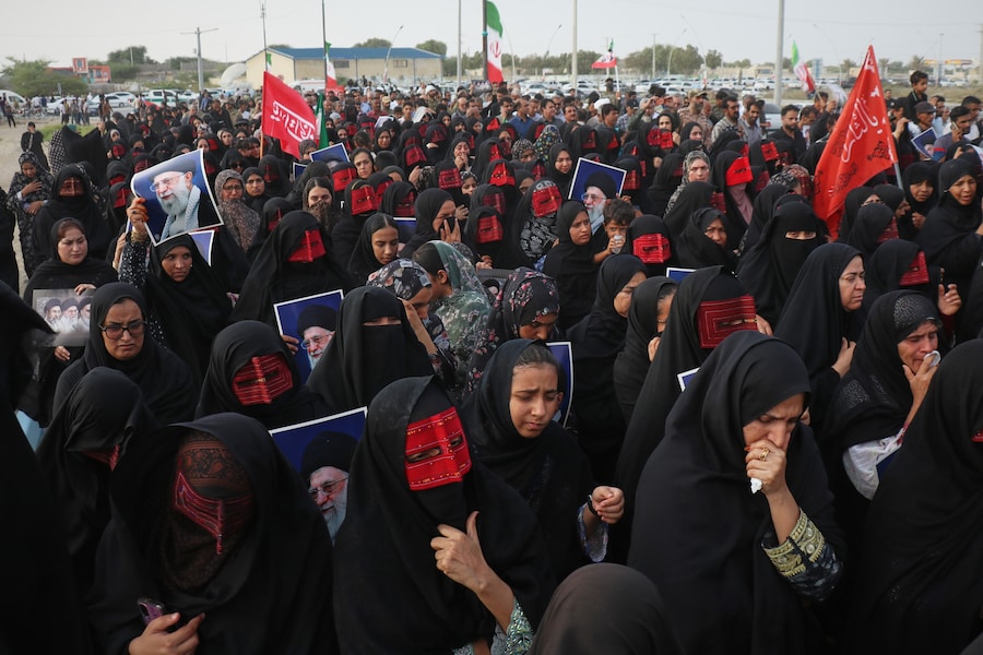 I partecipanti al funerale seguono il corteo funebre in memoria delle vittime di un attacco in cui, secondo i media iraniani e un’organizzazione per i diritti umani, un missile statunitense ha colpito un’abitazione in cui si stava celebrando un matrimonio a Kuhestak, nel sud dell’Iran. (APN)