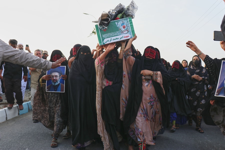 Alcune donne trasportano una bara durante un funerale collettivo in memoria delle vittime di un attacco in cui, secondo i media iraniani e un’organizzazione per i diritti umani, un missile statunitense avrebbe colpito un’abitazione in cui si stava celebrando un matrimonio a Kuhestak, nel sud dell’Iran. (APN)