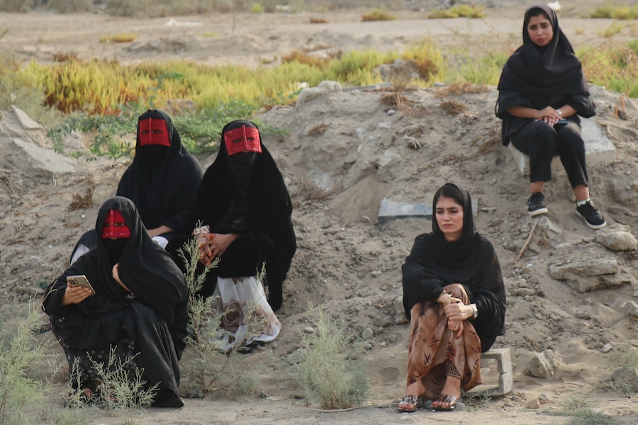 Alcune donne attendono il corteo funebre di massa per le vittime di quanto, secondo i media iraniani e un’organizzazione per i diritti umani, sarebbe stato causato da un missile statunitense che giovedì 3 settembre 2026 avrebbe colpito un’abitazione a Kuhestak, nel sud dell’Iran, dove era in corso una cerimonia di nozze. (APN)