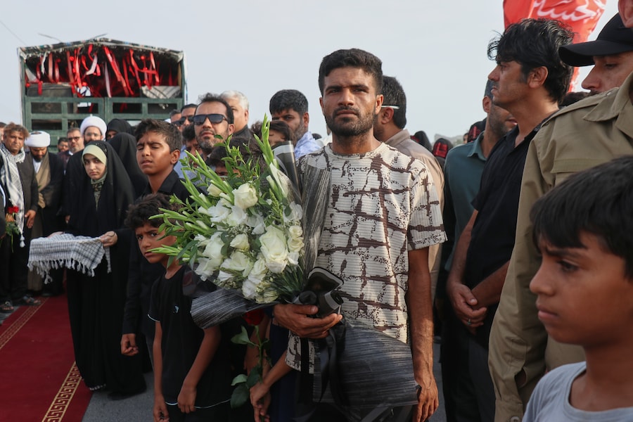 I partecipanti al funerale assistono a una cerimonia funebre collettiva in memoria delle vittime di un attacco, secondo quanto riportato dai media iraniani e da un’organizzazione per i diritti umani, in cui un missile statunitense avrebbe colpito un’abitazione in cui si stava celebrando un matrimonio a Kuhestak, nel sud dell’Iran. (APN)