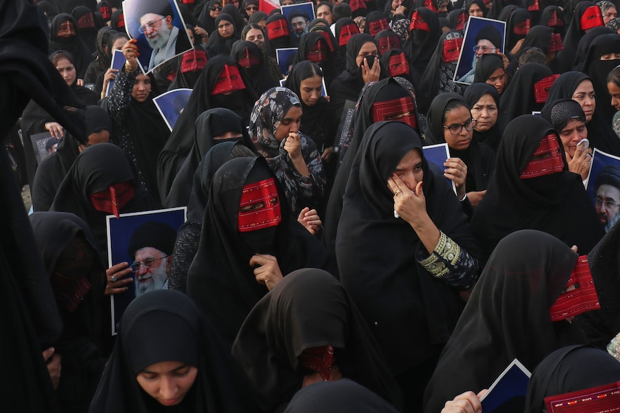 Alcune donne partecipano a un corteo funebre collettivo in memoria delle vittime di un attacco in cui, secondo i media iraniani e un’organizzazione per i diritti umani, un missile statunitense avrebbe colpito un’abitazione in cui si stava celebrando un matrimonio a Kuhestak, nel sud dell’Iran. (APN)