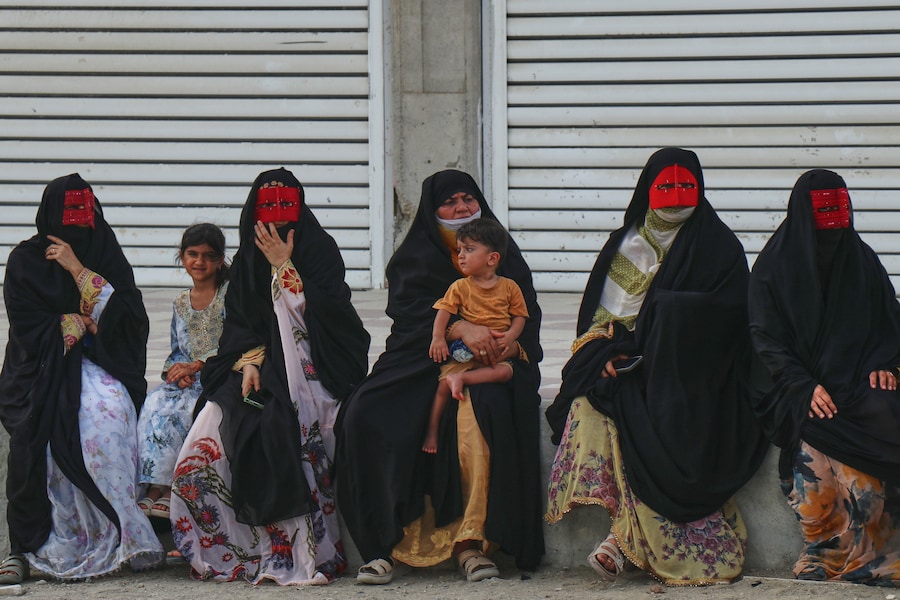 Alcune donne attendono il corteo funebre di massa per le vittime di quanto, secondo i media iraniani e un'organizzazione per i diritti umani, sarebbe stato un missile statunitense che giovedì 3 settembre 2026 ha colpito un'abitazione a Kuhestak, nel sud dell'Iran, dove era in corso una cerimonia di nozze. (APN)