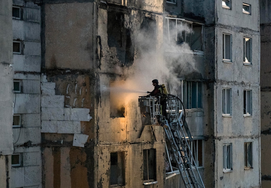 I soccorritori ucraini operano sul luogo di un attacco con droni russi contro un edificio residenziale di nove piani a Kiev, in Ucraina. (EPA)