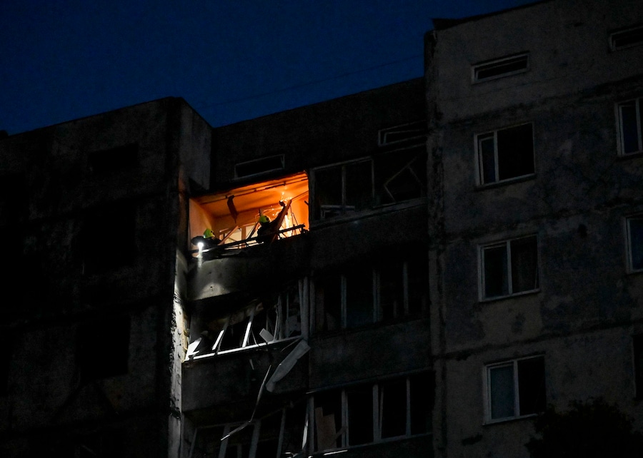 I soccorritori ucraini operano sul luogo di un attacco sferrato da un drone russo contro un edificio residenziale di nove piani a Kiev. (EPA)