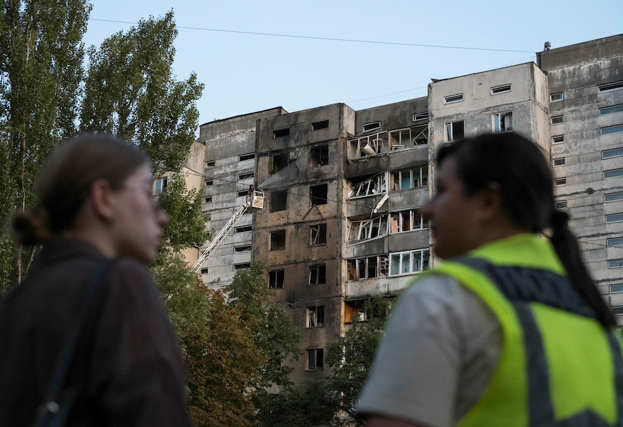 Una veduta del luogo in cui un drone russo ha colpito un edificio residenziale di nove piani a Kiev, in Ucraina. (EPA)