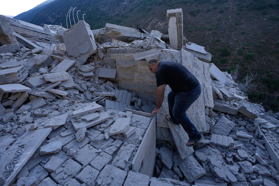A man searches between the rubble of a destroyed house that was hit by an Israeli airstrike in Arab Salim village, southern Lebanon, Sunday, Sept. 6, 2026. (AP Photo/Mohammed Zaatari) Associate Press/ LaPresse Only Italy and Spain Associate Press/ LaPresse Only Italy and Spain (APN)