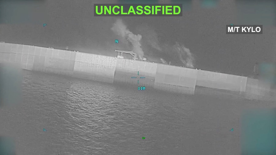 In questa schermata tratta da un video, si vedono fiamme e fumo che si levano da quella che, secondo il Comando Centrale degli Stati Uniti (CENTCOM), sarebbe la M/T Kylo in una zona identificata come il Golfo di Oman, durante gli attacchi alle petroliere iraniane (via REUTERS)