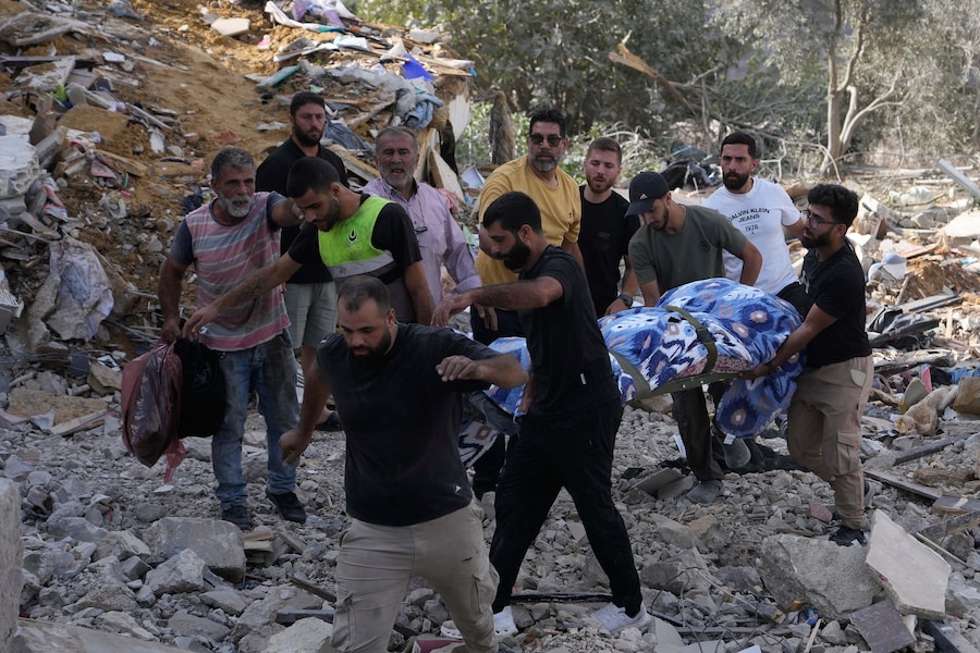 Alcune persone trasportano il corpo di una persona rimasta uccisa in un'abitazione colpita da un attacco aereo israeliano nel villaggio di Arab Salim, nel sud del Libano (APN)