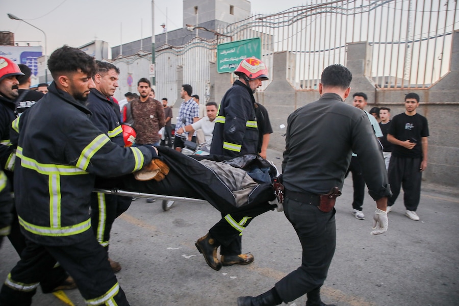 I vigili del fuoco trasportano il corpo di una persona rimasta uccisa dopo che un'autocisterna ha urtato diversi veicoli ed è esplosa in fiamme nei pressi di Sanandaj, nell'Iran occidentale (APN)