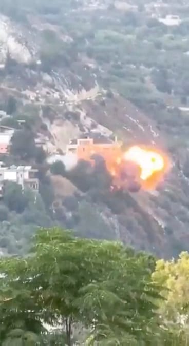 In questa immagine tratta da un video pubblicato sui social media, si vedono fiamme e fumo che si levano da un sito ad Arab Salim, in Libano (via REUTERS)