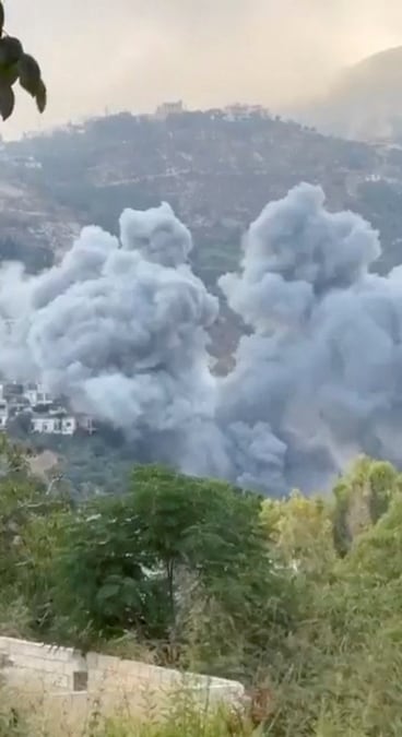 Il fumo si alza da un luogo, dopo quelli che il ministero della Salute libanese ha definito attacchi israeliani, ad Arab Salim, in Libano (via REUTERS)