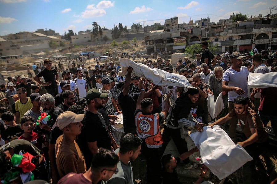 I palestinesi partecipano a un funerale collettivo per 100 persone, tra cui decine di bambini, nel quartiere di Al-Zaytun (Zeitoun) della città di Gaza, nella Striscia di Gaza (EPA)