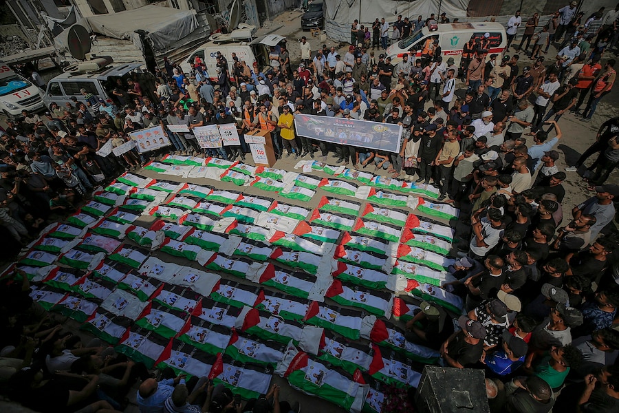 I palestinesi partecipano a un funerale collettivo per 100 persone, tra cui decine di bambini, nel quartiere di Al-Zaytun (Zeitoun) della città di Gaza, nella Striscia di Gaza (EPA)