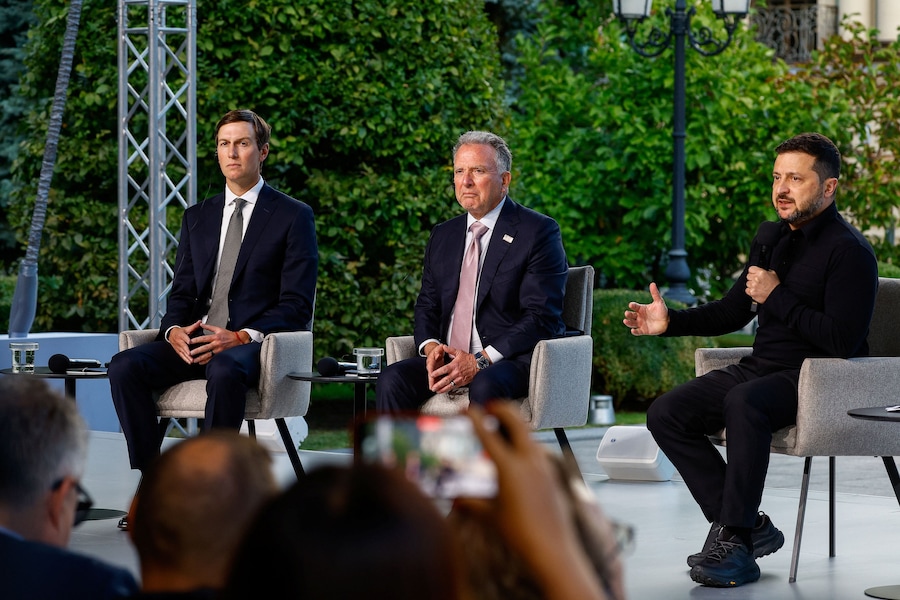 Il presidente ucraino Volodymyr Zelenskiy, il genero del presidente degli Stati Uniti Donald Trump, Jared Kushner, e l’inviato speciale statunitense Steve Witkoff partecipano a una conferenza stampa a Kiev. (REUTERS)